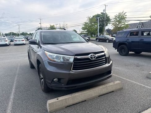 Used 2016 Toyota Highlander XLE AWD/4WD image 3