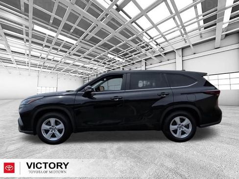 Certified 2025 Toyota Highlander LE FWD image 7