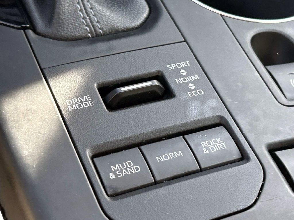 Used 2022 Toyota Highlander XLE AWD/4WD image 27