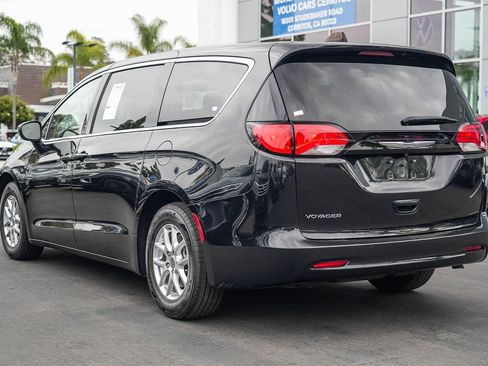 Used 2022 Chrysler Voyager LX FWD image 8