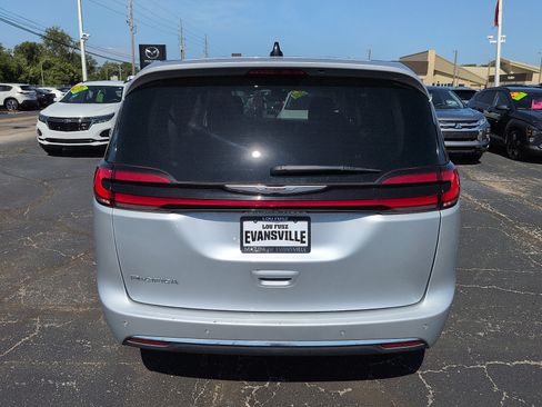 Used 2023 Chrysler Pacifica Touring-L FWD image 6