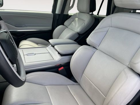 Used 2025 Lincoln Navigator Reserve AWD/4WD image 9