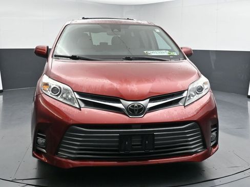 Used 2018 Toyota Sienna XLE image 3