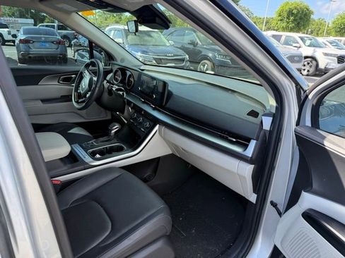 Used 2023 Kia Carnival LX image 11