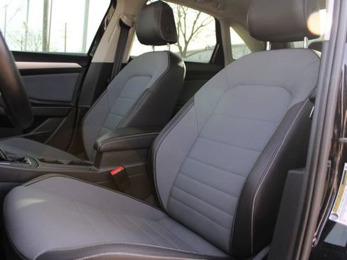 Used 2025 Volkswagen Jetta SE w/ Sunroof Package image 18