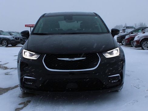 Used 2024 Chrysler Pacifica Touring-L image 2