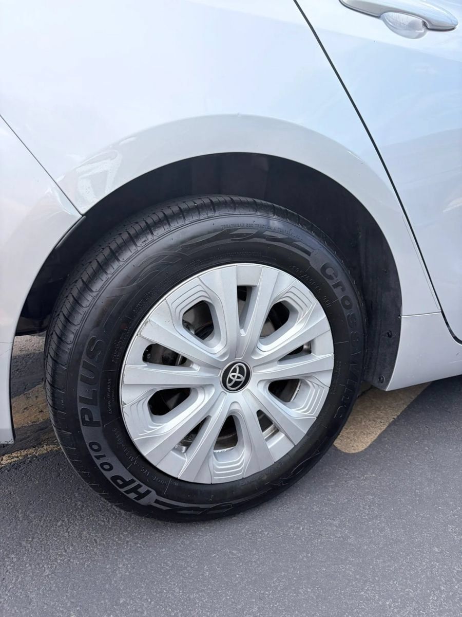 Used 2021 Toyota Prius L Eco FWD image 11