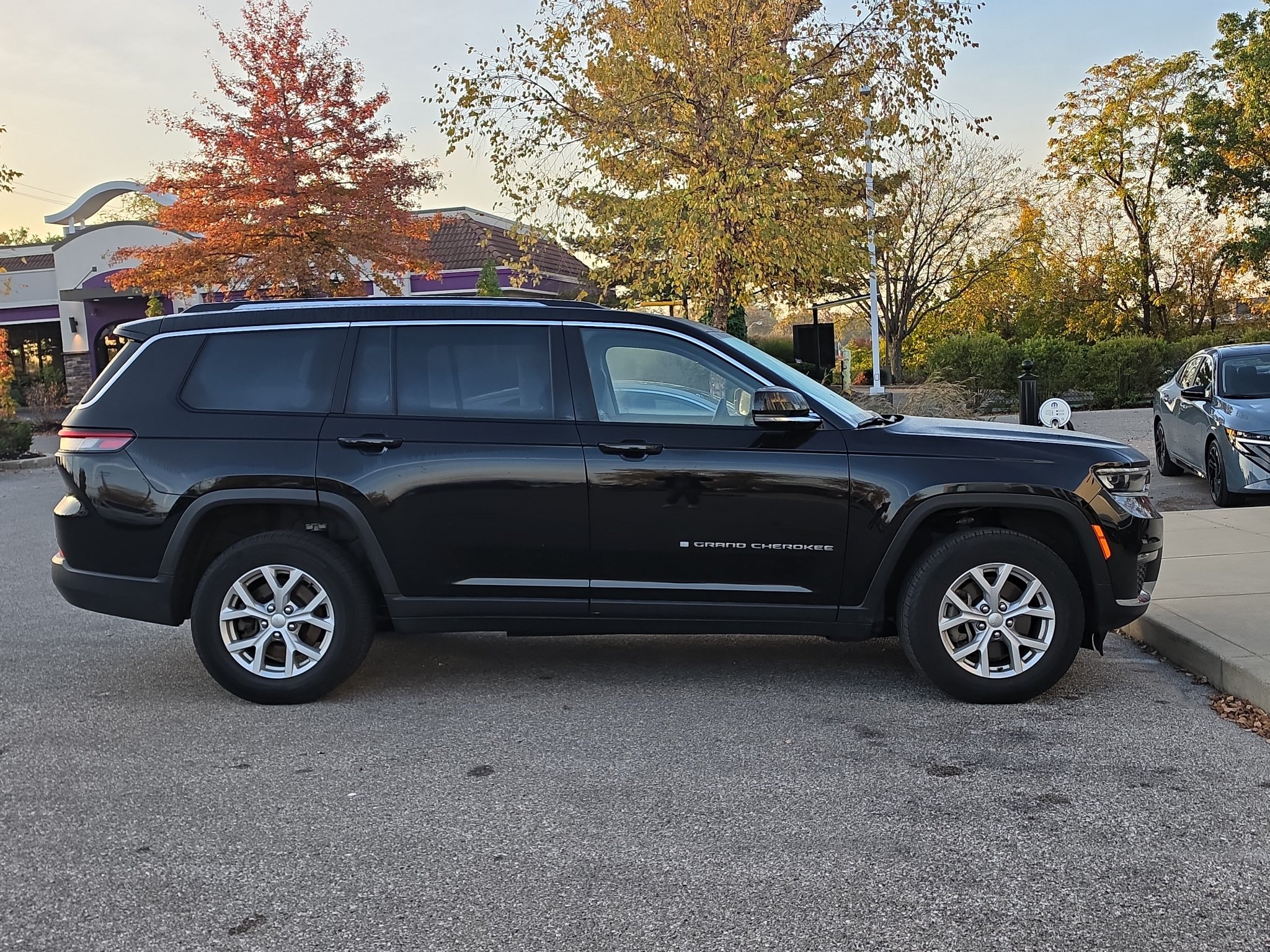 Used 2023 Jeep Grand Cherokee L Limited AWD/4WD image 8