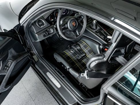 Used 2020 Porsche 718 Cayman GT4 RWD image 4