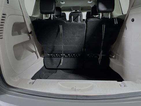 Used 2023 Chrysler Pacifica Touring-L FWD image 34