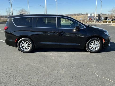 Used 2025 Chrysler Pacifica Select image 2