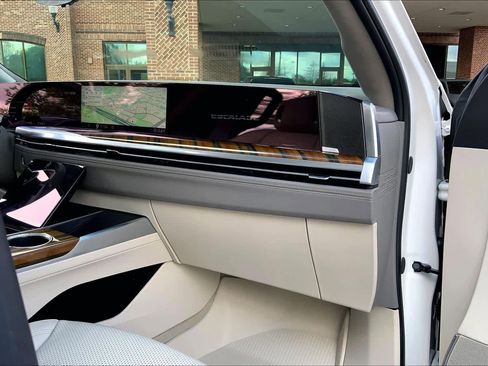 Used 2025 Cadillac Escalade Sport Platinum w/ LPO, ONYX Package AWD/4WD image 28
