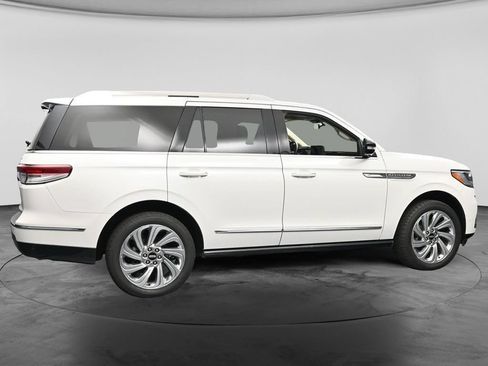 Used 2024 Lincoln Navigator Premiere AWD/4WD image 2