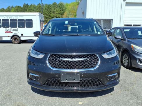 Used 2024 Chrysler Pacifica Touring-L image 2