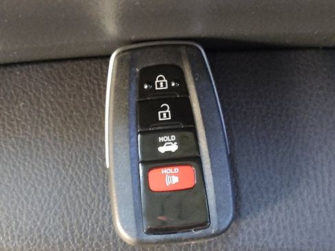 Used 2020 Toyota Camry SE w/ Convenience Package image 32