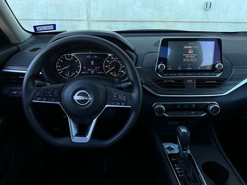 Used 2025 Nissan Altima 2.5 SV image 13