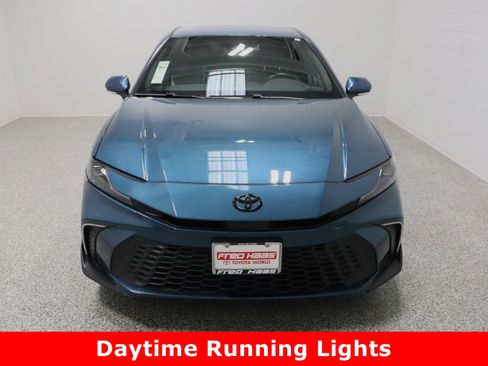 Used 2025 Toyota Camry SE image 3