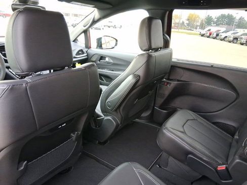 New 2026 Chrysler Pacifica Select image 16