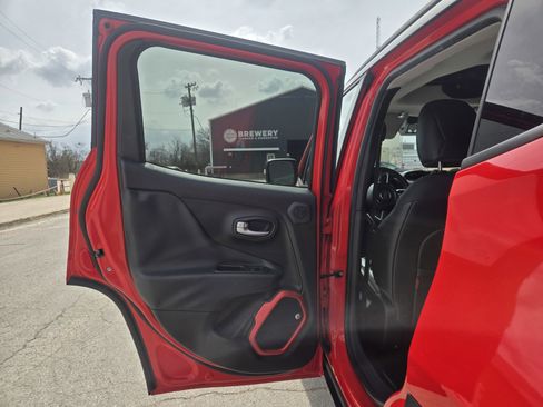 Used 2017 Jeep Renegade Trailhawk w/ Premium Trailhawk Package image 6