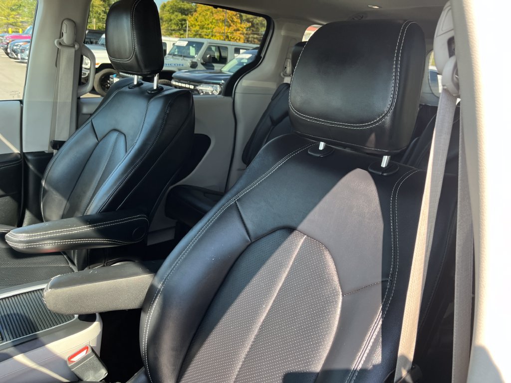 Used 2024 Chrysler Pacifica Touring-L FWD image 12