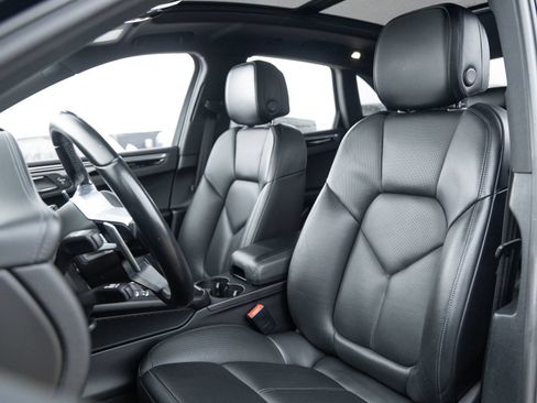 Certified 2021 Porsche Macan S AWD/4WD image 5