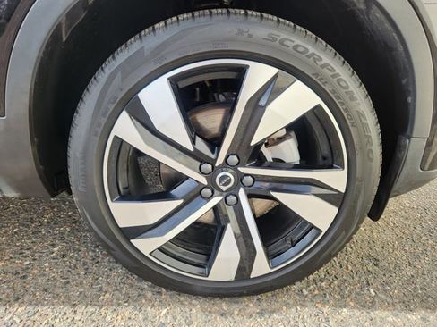 Certified 2025 Volvo XC40 B5 Plus AWD/4WD image 21