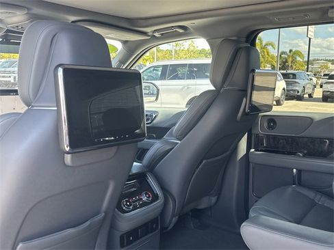 Used 2019 Lincoln Navigator Select w/ Technology Package image 14