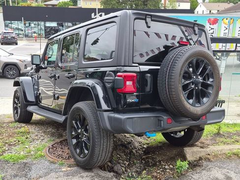 Used 2023 Jeep Wrangler Unlimited Sahara w/ Cold Weather Group AWD/4WD image 9