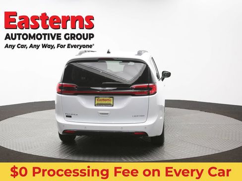 Used 2023 Chrysler Pacifica Limited FWD image 41