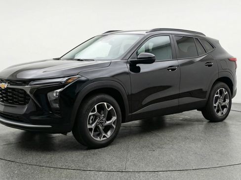 Used 2025 Chevrolet Trax LT w/ LT Convenience Package image 3