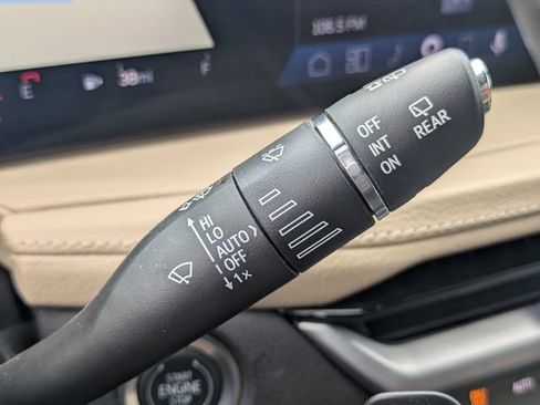 Used 2025 Cadillac XT4 Premium Luxury FWD image 34
