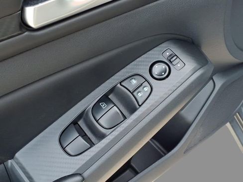 Used 2025 Nissan Altima 2.5 SV image 17