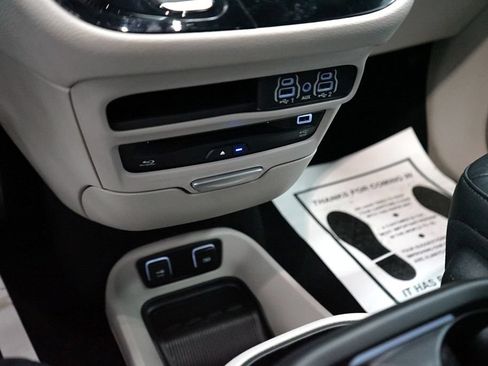 Used 2021 Chrysler Pacifica Touring-L w/ Uconnect Theater Family Group AWD/4WD image 42