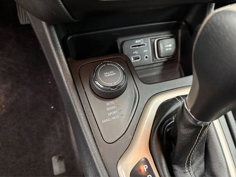 Used 2016 Jeep Cherokee Latitude w/ Cold Weather Group image 33