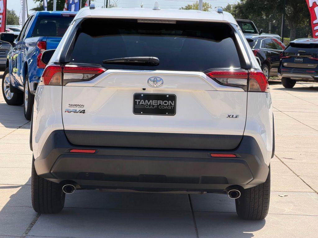 Used 2021 Toyota RAV4 XLE w/ Convenience Package FWD image 3