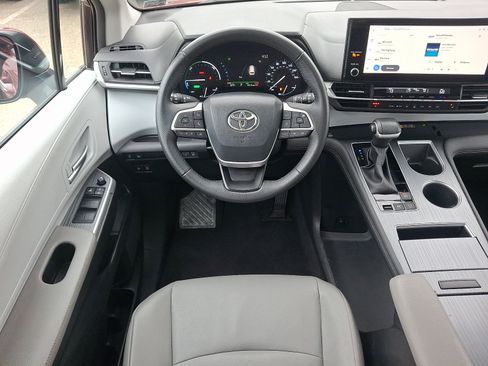 Certified 2025 Toyota Sienna XLE FWD image 14