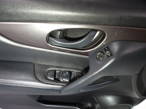 Used 2022 Nissan Rogue Sport S FWD image 9