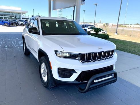 Used 2023 Jeep Grand Cherokee Laredo image 3