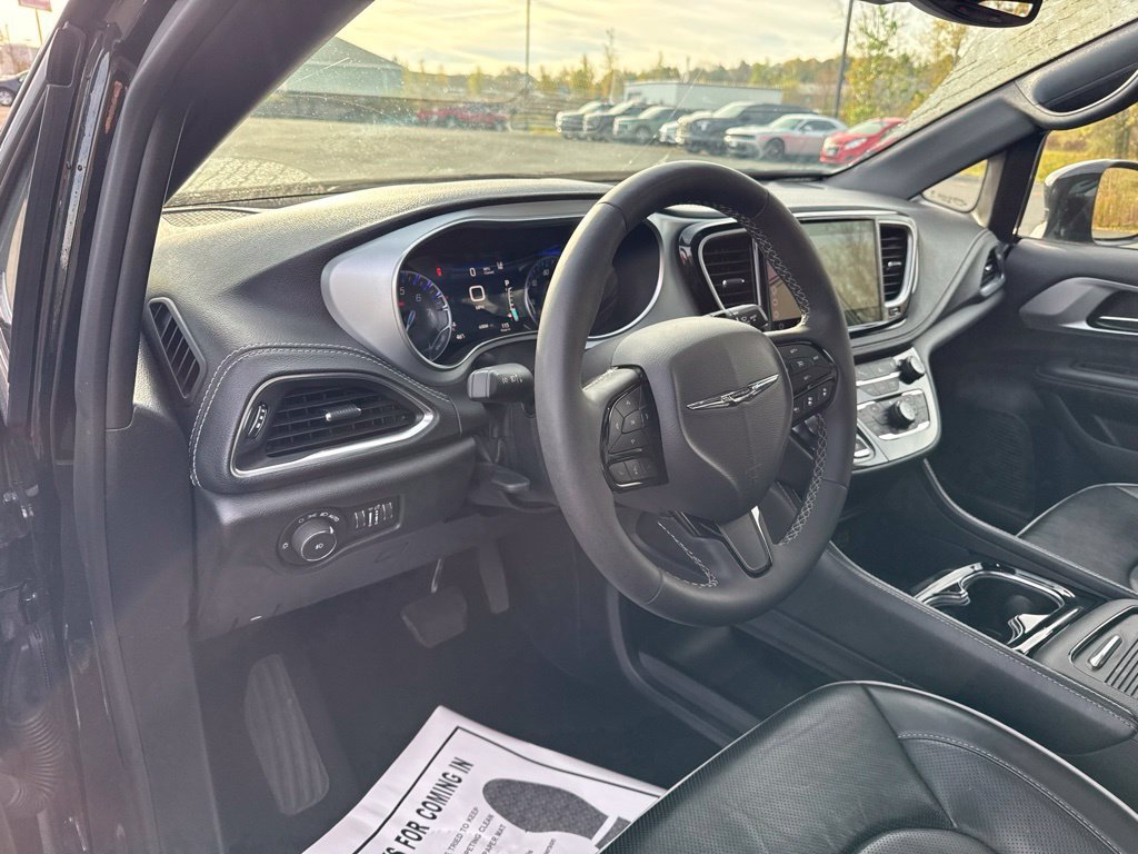 Used 2025 Chrysler Pacifica Limited FWD image 26