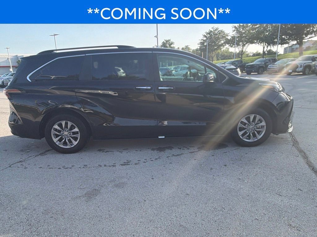 Used 2025 Toyota Sienna XLE FWD image 5