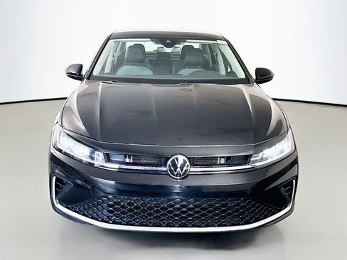 Used 2025 Volkswagen Jetta SE FWD image 2