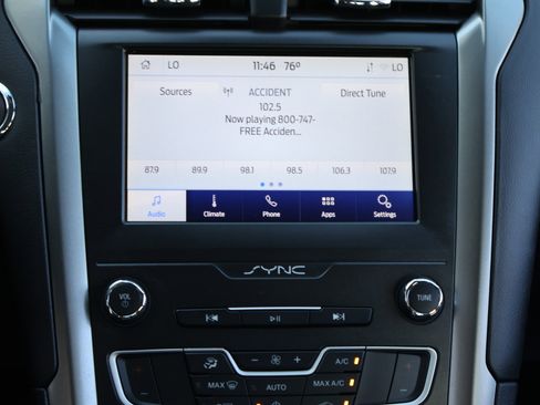 Used 2020 Ford Fusion SE image 3