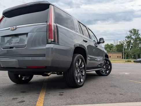 Used 2019 Cadillac Escalade Luxury AWD/4WD image 4
