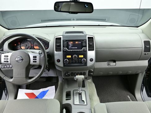 Used 2016 Nissan Frontier SV image 2