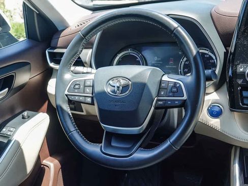 Used 2022 Toyota Highlander XLE FWD image 14