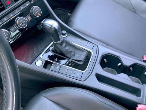 Used 2019 Volkswagen Jetta SEL w/ Cold Weather Package image 16