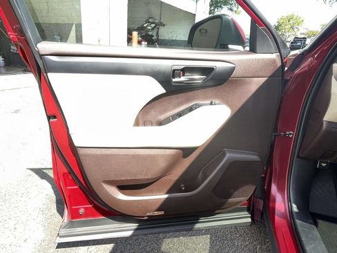 Used 2021 Toyota Highlander XLE AWD/4WD image 19