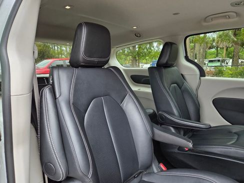 Used 2024 Chrysler Pacifica Select image 14