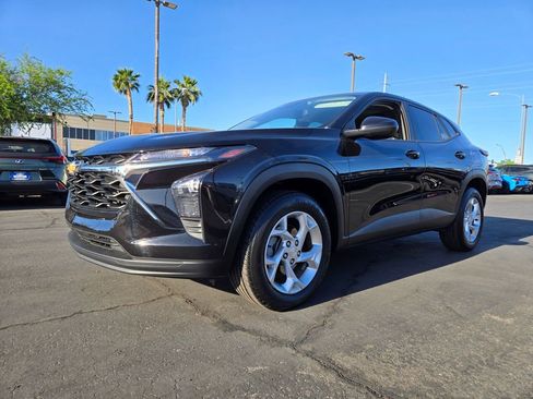 Used 2024 Chevrolet Trax LS w/ LS Convenience Package FWD image 2