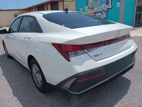 Used 2025 Hyundai Elantra SE FWD image 5